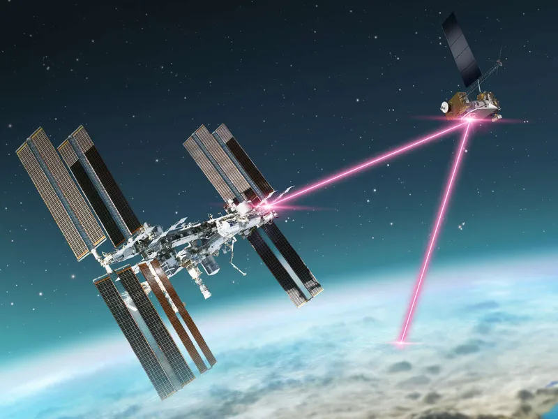 Havainnollistavassa kuvassa lasersäde ohjataan kansainväliseltä avaruusasemalta aluksi satelliittiin, joka lähettää datan lopulta Maahan.