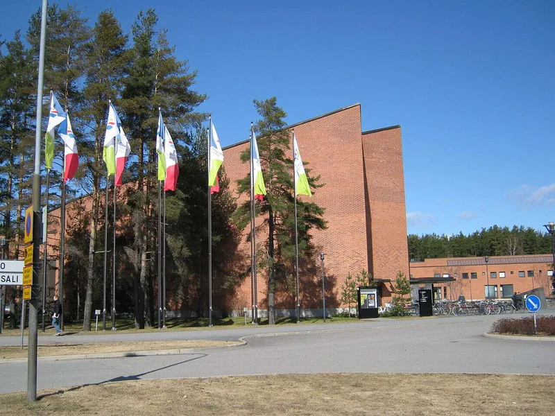Fotoniikkakeskus aloittaa toimintansa Itä-Suomen yliopiston Joensuun kampuksella. Kuvassa kampuksen päärakennus.
