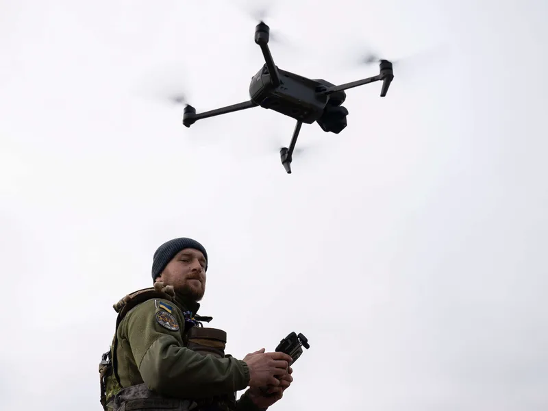 Ukrainalainen sotilas harjoittelee dronen käyttöä lähellä Hersonia.