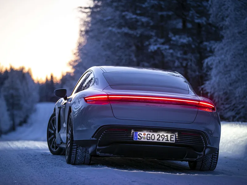 Matala maavara ja pohjaan sijoitettu ajoakusto voivat olla riskialtis yhdistelmä huonokuntoisilla talviteillä. Kuvassa Porsche Taycan 4S -sähköauto.