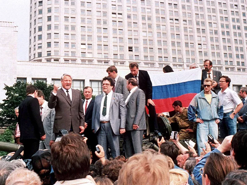 Neuvostoliiton jälkeen Venäjä ei koskaan oppinut tai halunnut oppia markkinataloutta, kirjoittaa professori emeritus Arto Lahti. Kuvassa Venäjän presidentti Boris Jeltsin panssarivaunun päällä elokuussa 1991, kun Neuvostoliitto romahti.