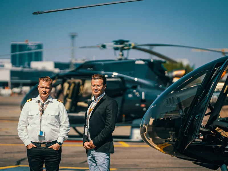 Ari Kallinen, Joonas Nurmi ja yhtiön AHC130-helikopterikalustoa.