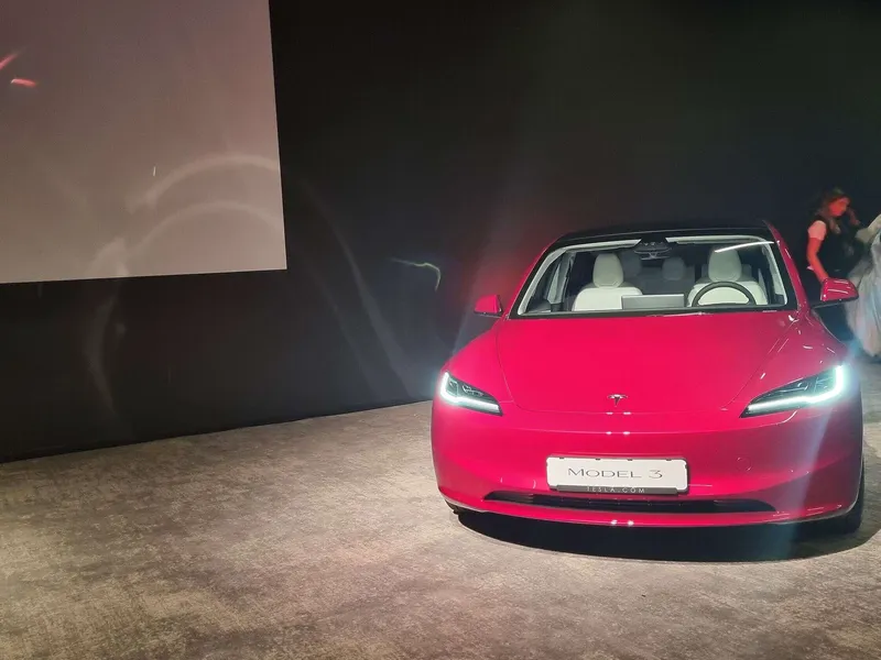 Uudistuneen Model 3 -mallin tunnistaa virtaviivaisemmasta keulasta. Parempi ilmanvastus näkyy myös pidempänä toimintamatkana. Kuva on Oslosta, jossa Iltalehti oli mukana auton ensiesittelyssä.