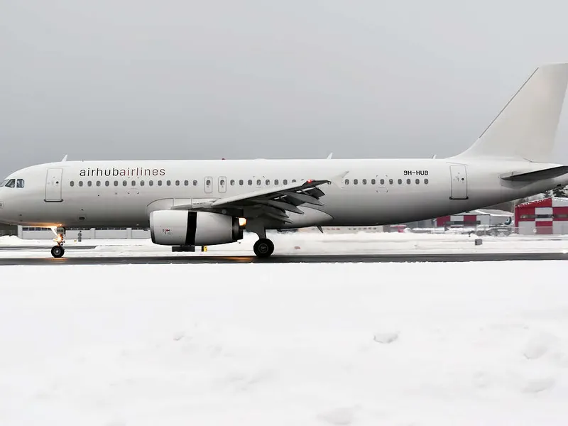 Airhub Airlinesin Airbus A320; vaaratilanteessa olleessa koneyksilössä oli tosin CFM Internationalin CFM56-moottorit kuvan koneen IAE:n V2500-moottorien sijaan.