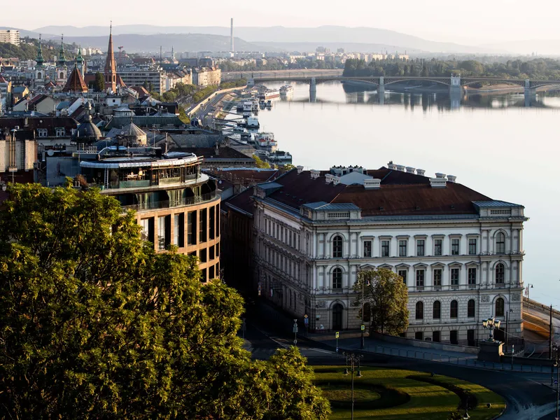 Venäjän kansainvälinen investointipankki on majaillut vanhassa palatsissa Tonavan rannalla lähellä Budapestin keskustaa.
