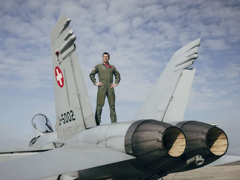 Kapteeni Yannick Zanata palvelee Sveitsin Ilmavoimien 17. laivueessa ja on toiminut Hornet esityslentäjänä vuodesta 2021. Hänellä on yli 2 000 lentotuntia, joista puolet Hornetilla.