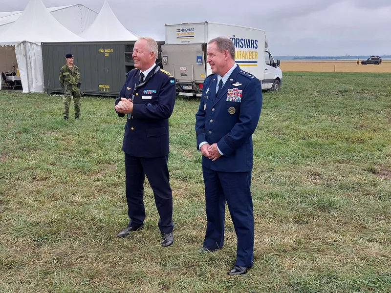 James Hecker (oik.) Ruotsin ilmavoimien komentajan kenraalimajuri Carl-Johan Edströmin kanssa Uppsalan lentonäytöksessä elokuussa.