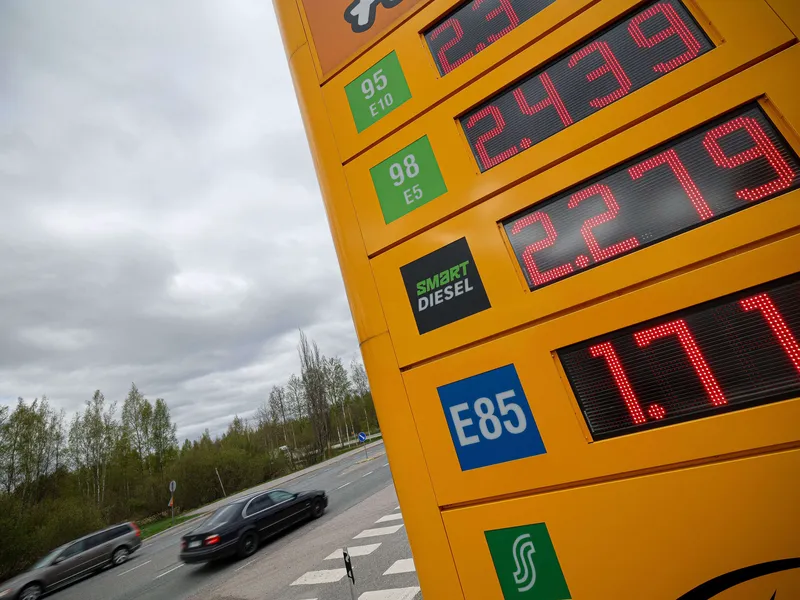 Sodan alettua Suomessa autoiltiin historiallisen kalliilla polttoaineilla.