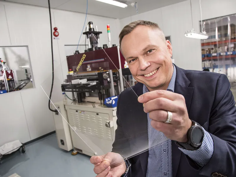 Nanocompin toimitusjohtaja Veli-Pekka Leppänen esittelee valon ohjaukseen käytettävää optista kalvoa.