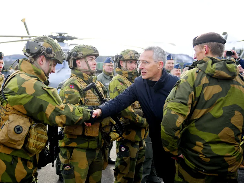 Naton viikonloppuna Norjassa päättyvä sotaharjoitus on tutkijan mukaan ”selkeä signaali” Venäjälle. Kuvassa Naton pääsihteeri Jens Stoltenberg tapaa sotilaita Naton lentotukikohdassa Norjan Bardufossissa.
