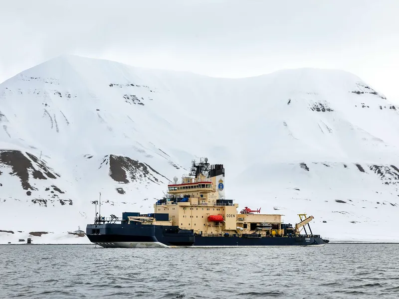 Jäänmurtaja Oden Huippuvuorilla, Longyearbyenin edustalla.