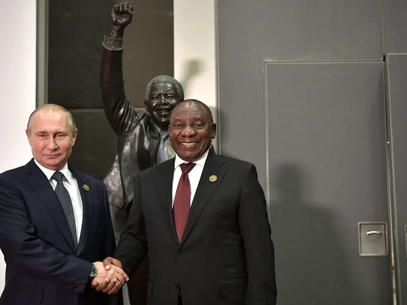 Etelä-Afrikan presidentti Cyril Ramaphosa toivotti Putinin tervetulleeksi BRICS-maiden huippukokoukseen Johannesburgissa vuonna 2018.