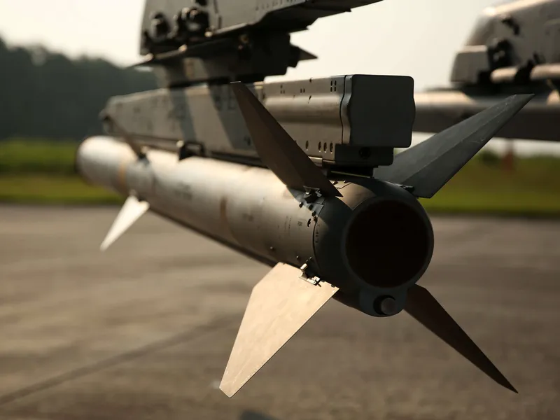 Tutkaohjattu AIM-120A-ohjus Yhdysvaltain merijalkaväen AV-8B Harrier -rynnäkkökoneen siivessä elokuussa 2014.