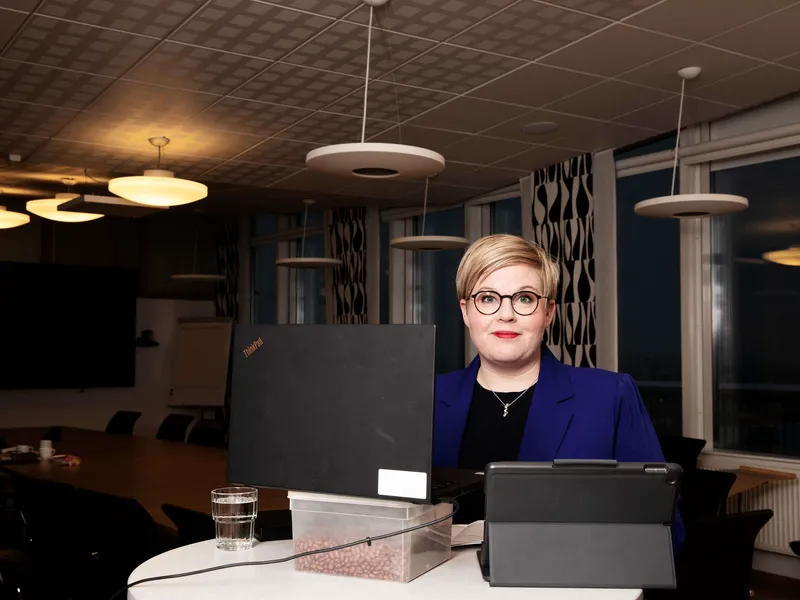 Annika Saarikko kommentoi lakiesitysten kuoppaamista tiedotustilaisuudessa kesken Ruotsin-matkaansa Luulajan kaupungintalolla.