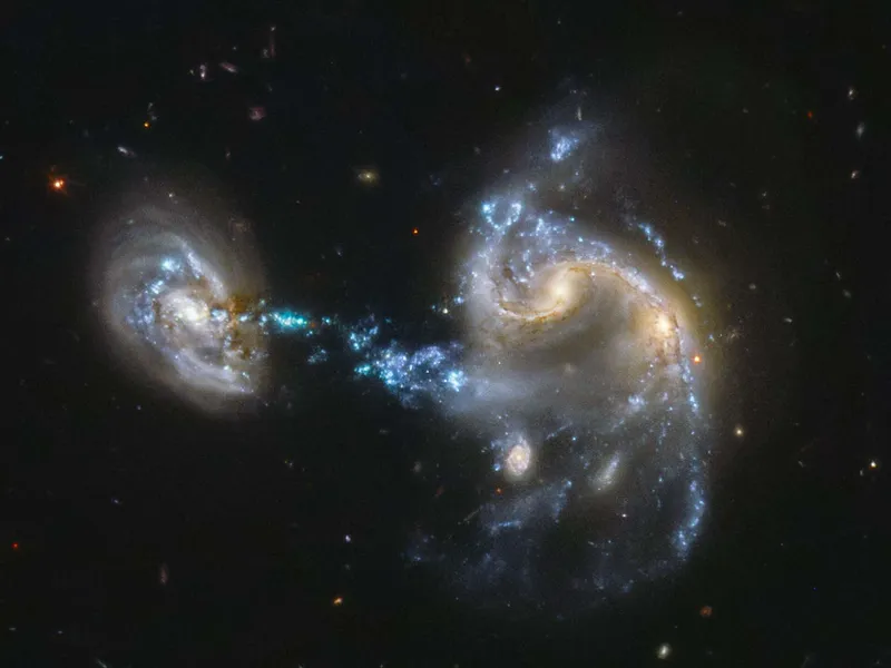Painovoimapoikkeamalla ei ole merkitystä arkielämässä, mutta galaksien liikkeessä sillä on. Tässä kuvassa on galaksirykelmä UGC 6945 eli toiselta koodinimeltään Arp 194, joka sijaitsee vajaan 600 miljoonan valovuoden päässä meistä.