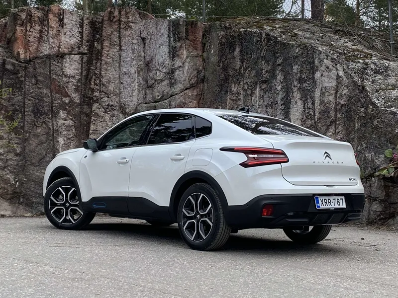 Citroën on sekoittanut uudessa ë-C4X:ssä eri korityyppejä. Valmistaja luonnehtii sitä ”uuden sukupolven sedaniksi”. Korissa on vaikutteita myös katumaastureista ja perän muodoissa fastbackeista.