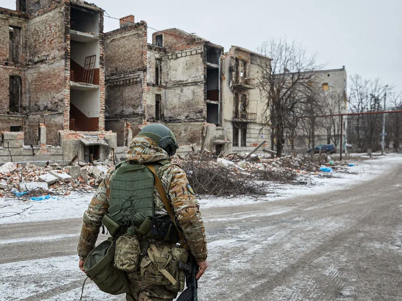 Ukrainan on torjuttava venäläisten uudet pienemmät hyökkäykset, jotka todennäköisesti vain jatkuvat, ja samaan aikaan tehtävä omia vastahyökkäyksiä. Kuvassa ukrainalaissotilas Donbasin pohjoisrintaman lähellä tammikuussa 2023.