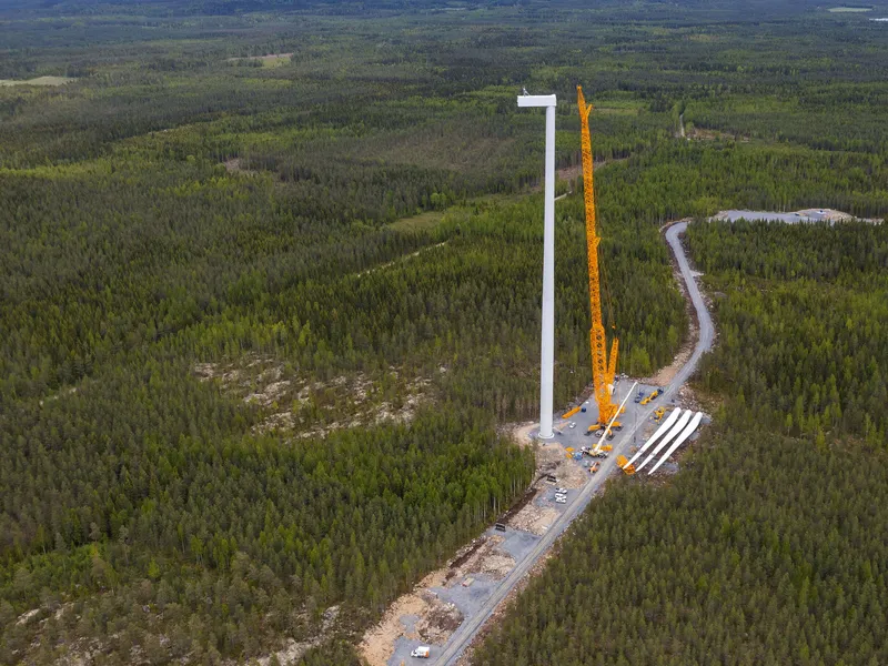 Nosturissa on 150 tonnia vastapainoa. Pystytys kestää kaksi vuorokautta. Kuvassa saksalaisyhtiö Abo Windin tuulivoimalan rakennustyömaa Pajuperäkankaalla Haapajärvellä.