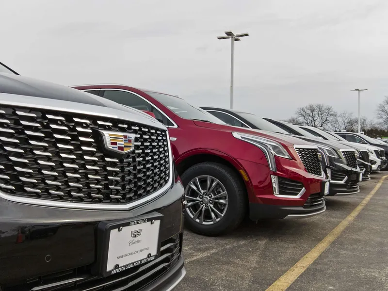 General Motorsin leiriin kuuluvia Cadillacejä Illinoisilaisen autoliikkeen parkkipaikalla.