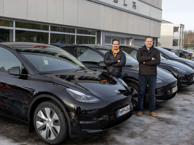 T Taxin yrittäjät Harri Pusa (vas) ja Toni Kähkönen kävivät tällä viikolla vastaanottamassa Vantaalta neljä uutta Model Y -autoa. Yhtiön kalustossa on jo 36 autoa. Niistä seitsemän on Model 3 -mallia, kaksi Model S -autoja ja loput kuvan Model Y-mallia.