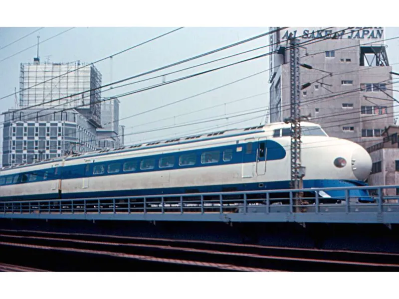 0-sarjan Shinkansen Tokiossa vuonna 1967.