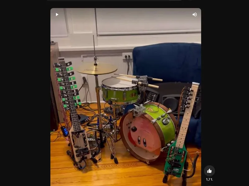 Tältä näyttää One Hacker Bandin roboteista koostuva kokoonpano. Kuvakaappaus bändin YouTube Shorts -videosta.
