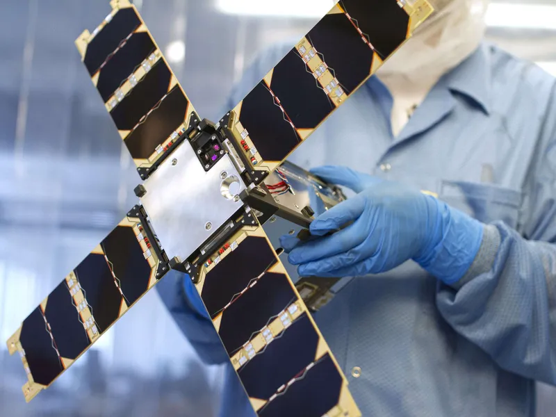 Nanosatelliitit ovat alle 10 kilon painoisia, minisatelliitit ovat yli 100-kiloisia.