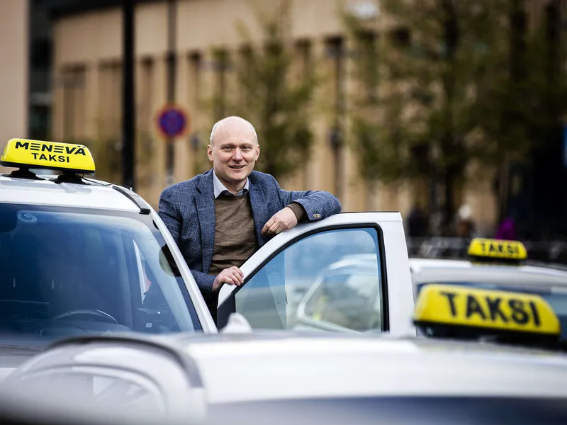 ”Jatkossa pääosa meille hankitusta kalustosta tulee olemaan täyssähköautoja. Näyttää siltä, että ne ovat järkeviä”, sanoo taksiyhtiö Menevän toimitusjohtaja Tuomo Halminen.