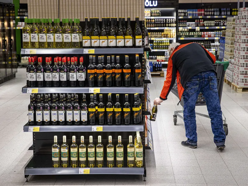 Alkoholi on yleisin tuote, jota matkailijat tuovat Virosta Suomeen.