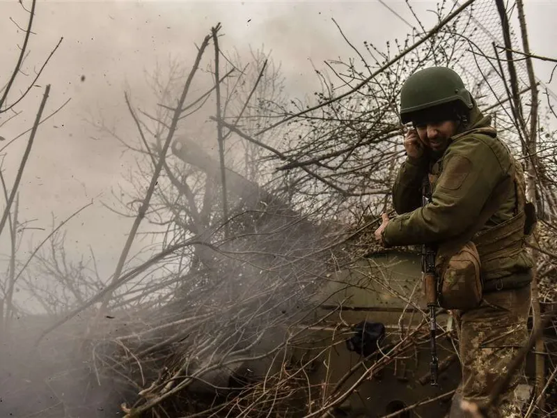 Ukrainan joukot ovat puolustaneet Bah’mutia jo kauan, mutta nyt Venäjän joukkojen on raportoitu joutuneen vetäytymään kaupungin lähistöllä. Kuvassa ukrainalainen tykkimies Bah’mutin liepeillä huhtikuussa.