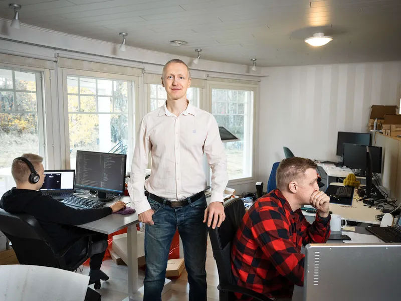 Jidoka Oy:n ohjelmistotuotantopalvelujen liiketoimintajohtaja Alex Bern ympärillään ohjelmistokehittäjät Erkka Sahimäki (vas.) ja Anssi Salmela.