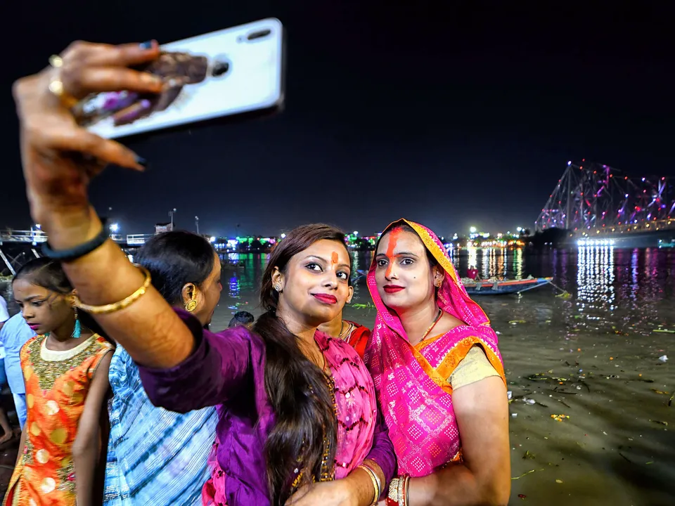 Nelipäiväisen Chhath Puja -festivaalin osallistujat ottivat selfieitä marraskuussa Intian Kalkutassa. Hindujen auringolle ja kiitollisuudelle omistettu suurtapahtuma kuormitti myös mobiiliverkkoa. Nokian 5g-asiakkaisiin kuuluva Bharti Airtel -operaattori käynnisti 5g-palvelut Kalkutassa tämän vuoden maaliskuussa.