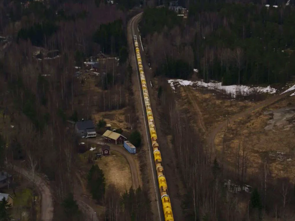 80 vaunun Mörkö-juna kolistelee Suomen raiteita – Maailmalla jopa  seitsenkilometrisiä hirviöitä | Tivi