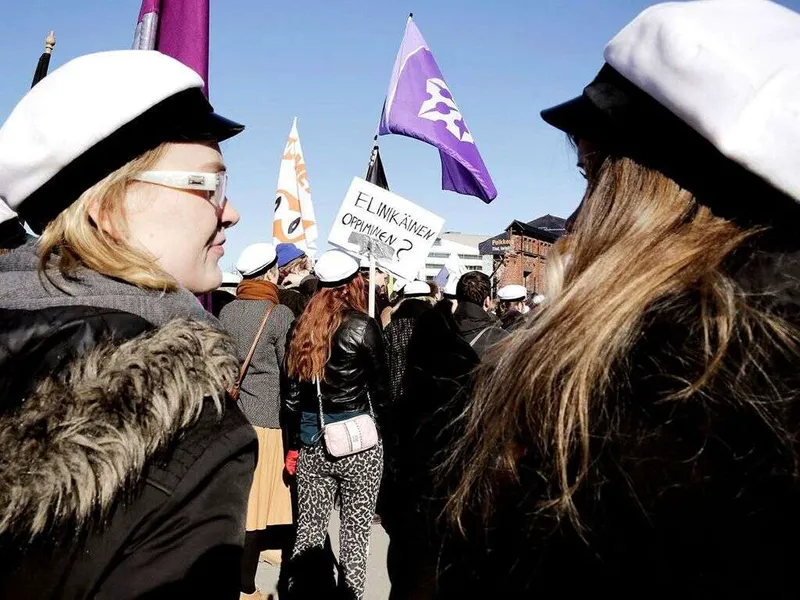 Opiskelijat kokoontuivat perjantaina mielenosoitukseen Helsingin Kansalaistorille.