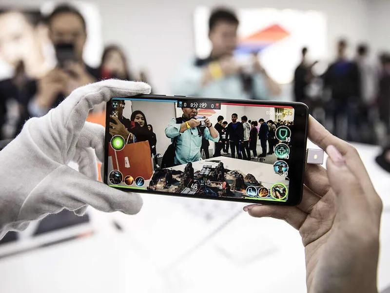 Kuvassa Mi MIX 2S -älypuhelin testissä Shanghaissa.