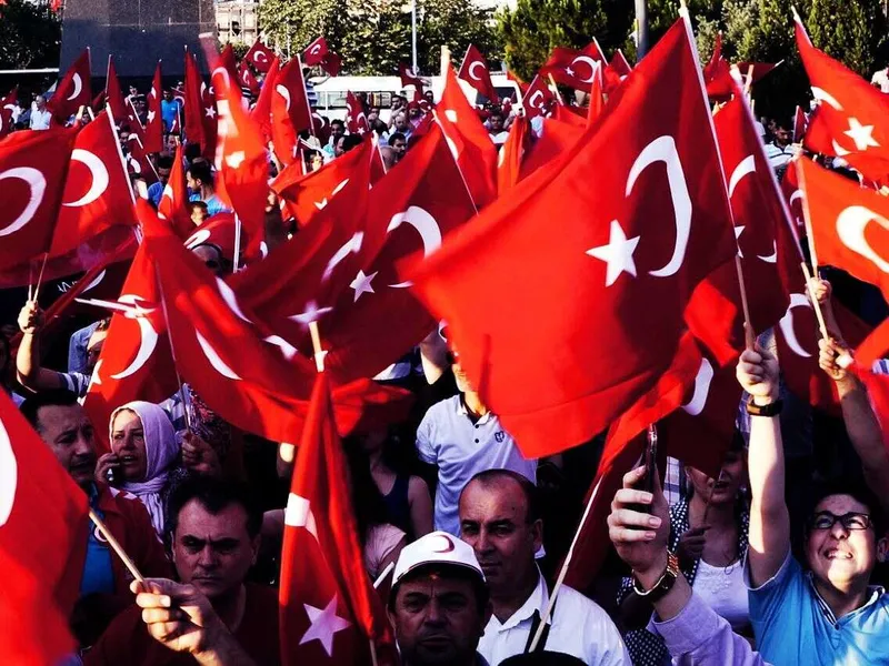 Kadulla. Sotilaiden yrtys kaapata valta Turkissa on johtanut mittaviin vastatoimiin, muun muassa tuhansia tuomareita ja syyttäjiä on pidätetty. Asiantuntijoiden mukaan maa on vajonnut oikeudettomaan tilaan. Kuvassa istanbulilaisia osoittamassa mieltä kaappausyritystä vastaan.