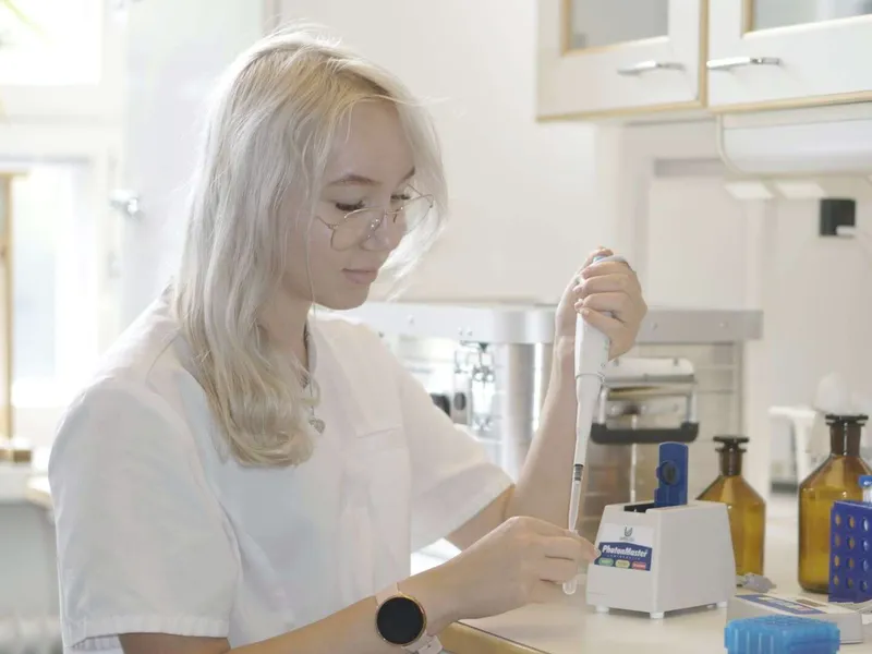 Biotekniikan opiskelija Jutta Lindfors mittaa vesijohtovedestä vapautuvan valon määrää luminometrillä. Mittarin voi yhdistää esimerkiksi kännykkään, jolloin data on helposti saatavilla.