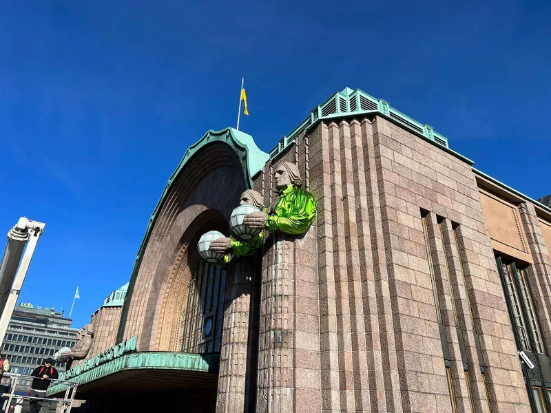 VR omistaa muun muassa Helsingin rautatieaseman, mutta siitä ei olla kehityshankkeen vuoksi lähivuosina luopumassa. Alkuviikolla aseman patsaat saivat ylleen Suomen euroviisuedustajan Käärijän esiintymisasua muistuttavat vihreät bolerot.