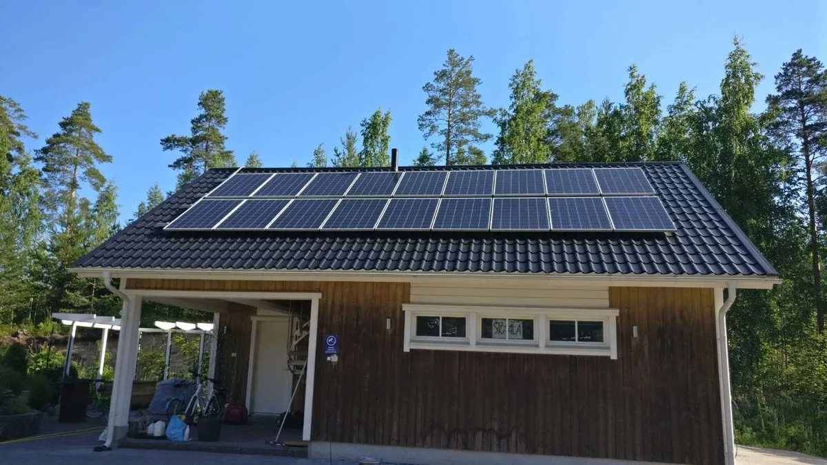 18 aurinkopaneelia asennettiin talon katolle.