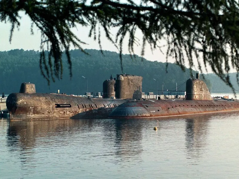 Kaksi käytöstä poistettua ensimmäisen sukupolven ydinsukellusvenettä lekotteli tänä kesänä Venäjän kaukoitäisessä Primorskin aluepiirin laivastotukikohdassa.