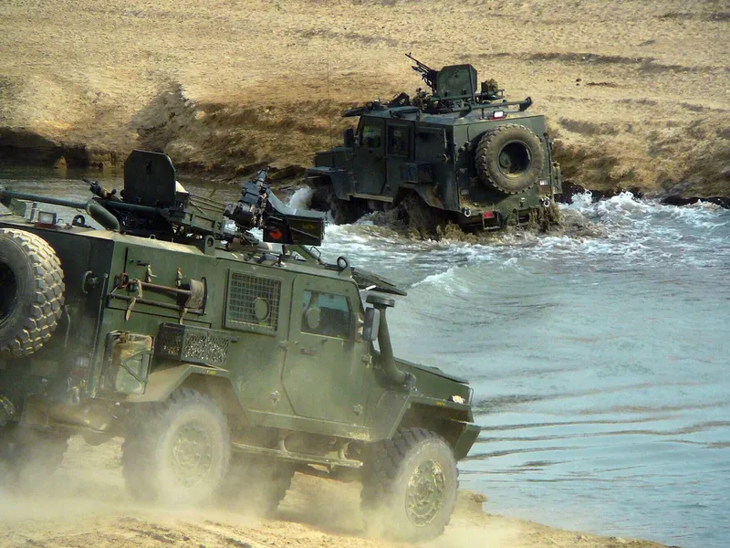 Afganistanin vakauttamisessa ei onnistuttu pitkästä yrityksestä huolimatta, ja se saattaa kostautua länsimaille tulevaisuudessa. Kuvassa suomalaisten rauhanturvaajien ajoneuvoja Afganistanissa vuonna 2009.