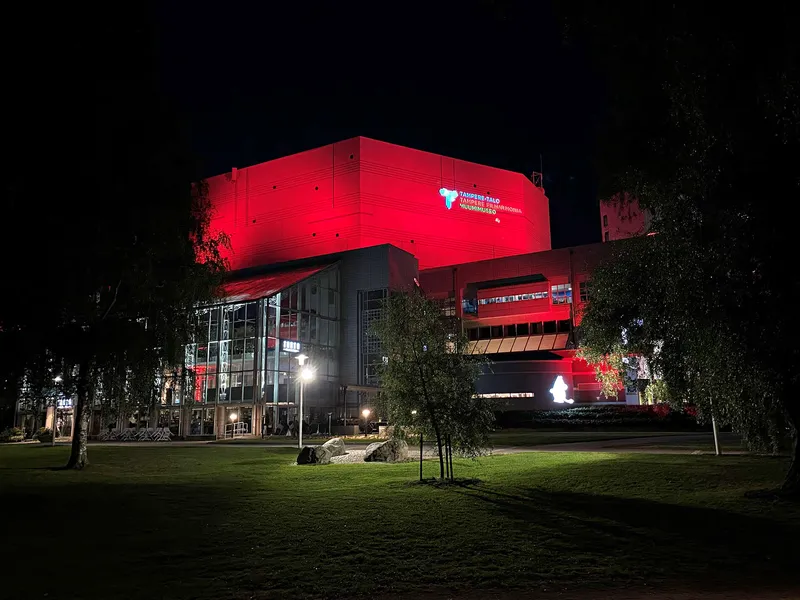 Myös Tampere-talon julkisivu oli 8. syyskuuta valaistu punaiseksi muistuttamaan tapahtuma-alan hädästä.