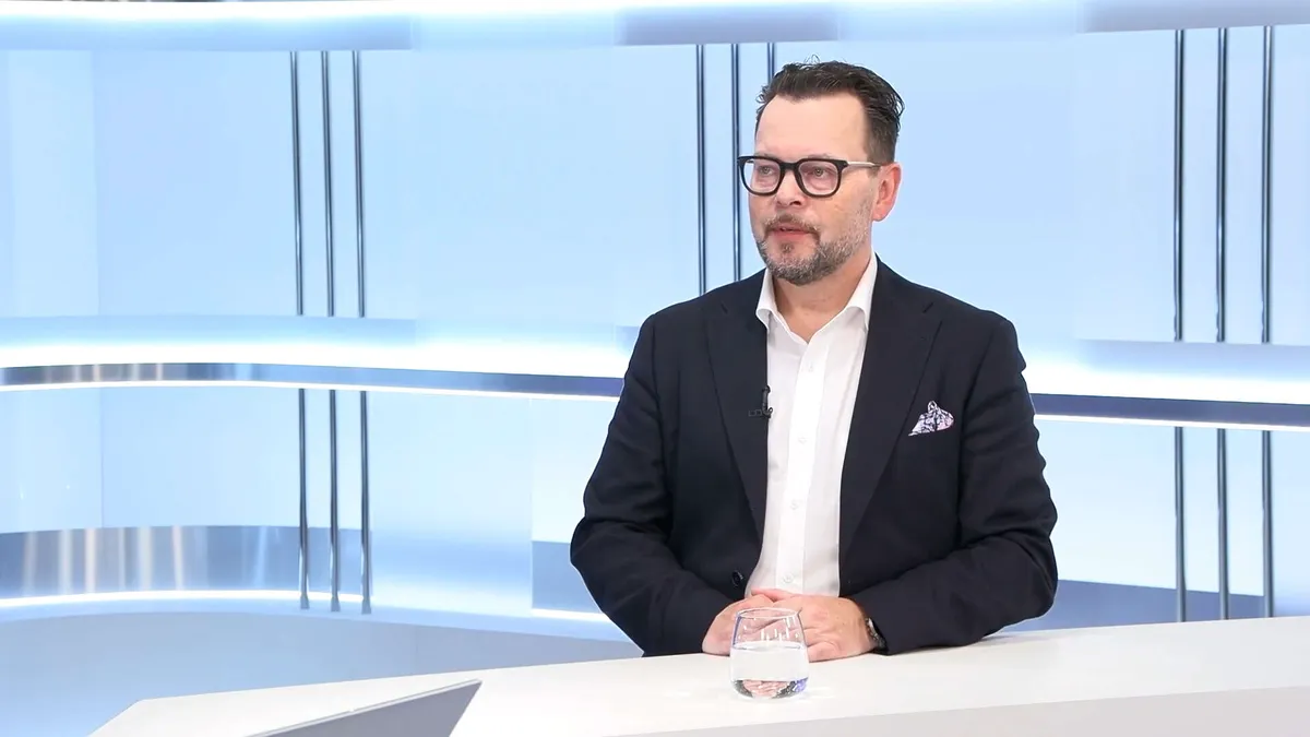 Puuilon osake lentää: Juha Saarela kertoo, miksi Iranin sota ei juuri iske halpakauppiaaseen