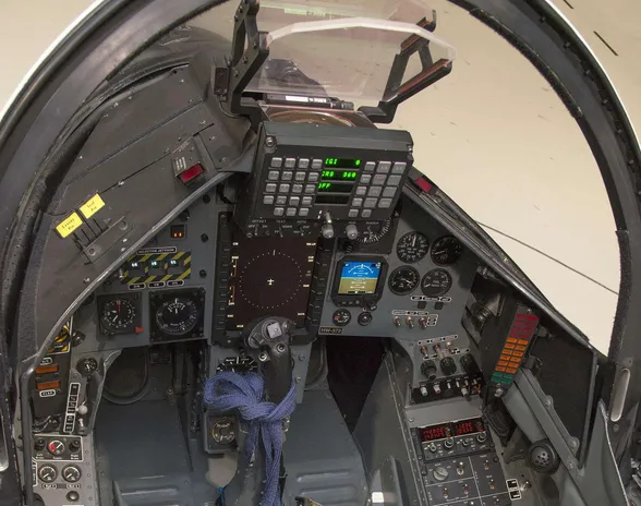 BAE Hawk -suihkuharjoituskoneen avioniikka l. ohjaamoelektroniikka on 2010-luvulla päivitetty digitaaliseksi, mikä mahdollistaa aiempaa edistyneemmän koulutuksen antamisen jo ennen Hornet-kalustoon hyppäämistä.