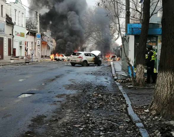 Venäjän pommitusten tuhoja H’ersonissa eteläisessä Ukrainassa jouluaattona. Jouluaaton iskussa kuoli useita ihmisiä.