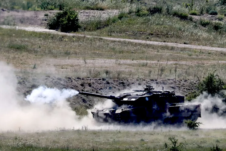 Saksa aikoo hankkia tuhat uutta Leopard 2 -taistelupanssarivaunua uusille Nato-prikaateille, kertoo Bloomberg. Kuvassa kreikkalainen Leopard 2A6 -vaunu sotaharjoituksessa Pohjois-Makedoniassa toukokuussa 2025. Harjoitukseen osallistui seitsemän Nato-maan joukkoja.