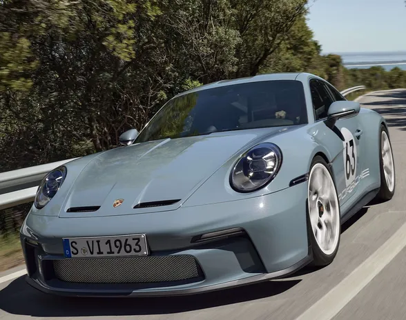 Porschen 911-sarja täyttää tasavuosia.