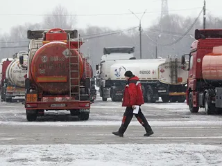 Polttoainetta kuljettavia säiliöautoja Gazpromin Moskovan-jalostamon parkkipaikalla.