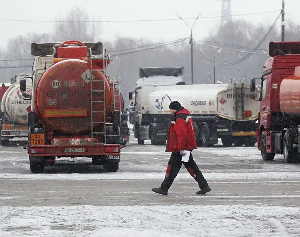 Polttoainetta kuljettavia säiliöautoja Gazpromin Moskovan-jalostamon parkkipaikalla.