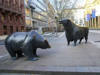Härkä ja karhu ottavat mittaa toisistaan Frankfurtin pörssitalon edessä.